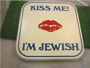 Vintage KISS ME I'M JEWISH! Lips HANGING WALL PLAQ Vintage KISS ME I'M JEWISH! Lips HANGING WALL PLAQUE JUDAICA ART KITSCHY GIFT     $18.00 Jewish Aesthetic, Jewish Stuff, Jewish Humor, Vintage Kiss, Jewish Girl, Jewish Heritage, Judaica Art, Jewish Culture, Jewish Gifts