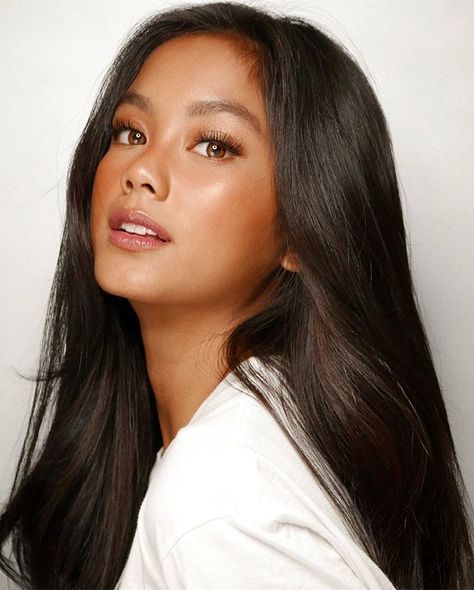 Anthea Bueno (@antheabueno) • Instagram photos and videos Filipina Hair, Filipina Makeup, Tan Skin Makeup, Ylona Garcia, No Make Up Make Up Look, Good Makeup, Glam Wedding Makeup, Tanned Makeup, Her Makeup