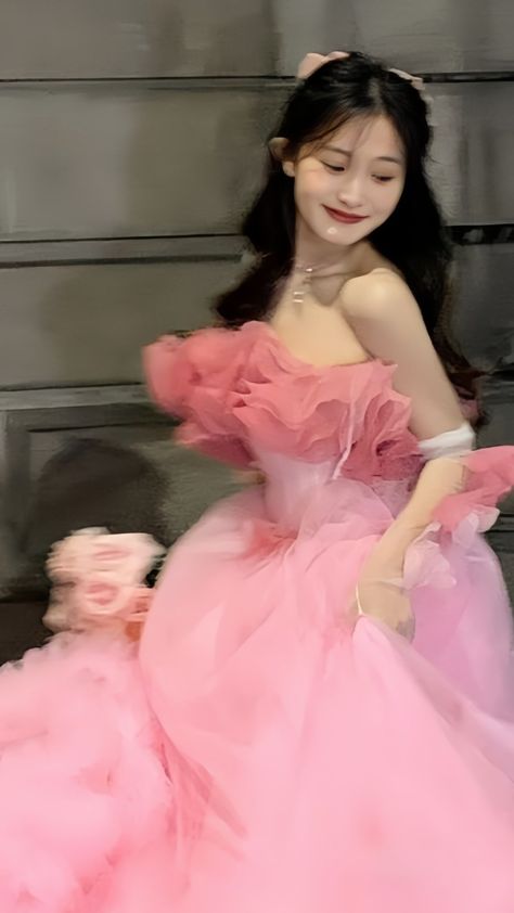 🦢    :¨ ·.· ¨:    ࣪ ׅ  ⊹        ꒰  ©tokiioodoll   ꒱ㅤ۪ㅤ۫                ᶻ 𝘇 𐰁  ! give cr to me Princess Widgets, Pics Editing, French Girly, Prom Dresses Long Pink, Girl Korean, Stunning Prom Dresses, Tulle Sleeves, Simple Pakistani Dresses, Evening Party Dress