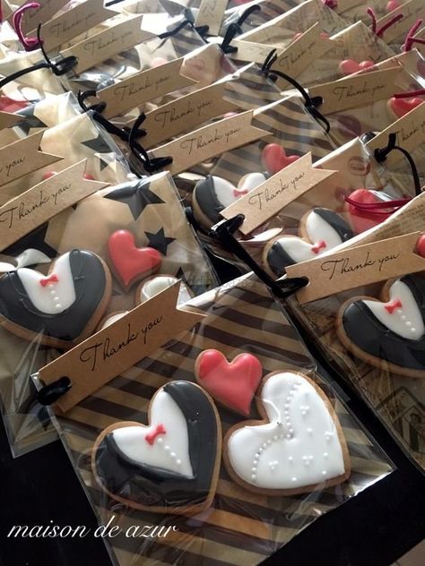 These Cute Edible Bride Groom Cookies, Sweet Wedding Favors, Bridal Cookies, Cookies Wedding, Cookie Wedding Favors, Wedding Cake Cookies, Candy Wedding Favors, Wedding Sweets, Cookie Favors