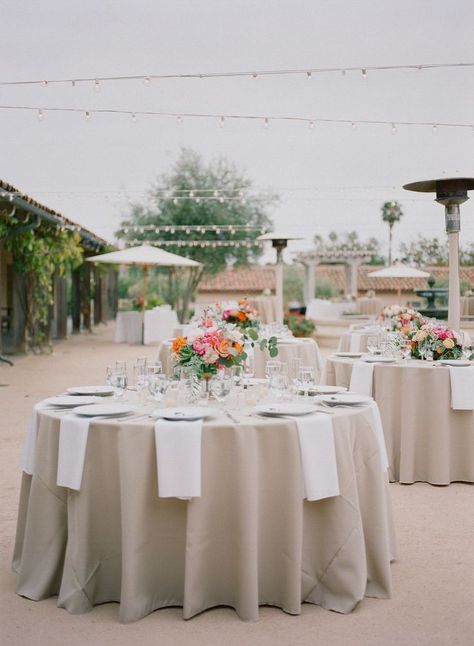 wedding table Open Air Wedding, Taupe Wedding, Outdoor Dinner Parties, Wedding Table Linens, Beige Wedding, Wedding Tablecloths, White Napkins, Neutral Wedding, Wedding Reception Tables