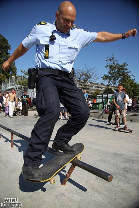 Coolest security guard ever. Skate Vibes, Skate Aesthetic, Skate Photos, Heartwarming Pictures, Skate And Destroy, Skate 3, Skateboard Photography, Men In Uniform, Policeman