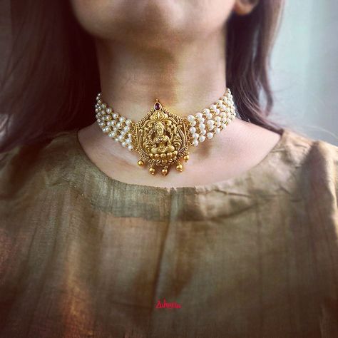 Long Pendant Necklace Gold, Pearl Choker With Gold Pendant, South Indian Choker Necklace, Lakshmi Choker Necklace, Pearl Choker Necklace Indian Gold, Pearl Choker Necklace Design, Pearl Choker Necklace Indian, Gold Choker Necklace Indian, Lakshmi Pendant