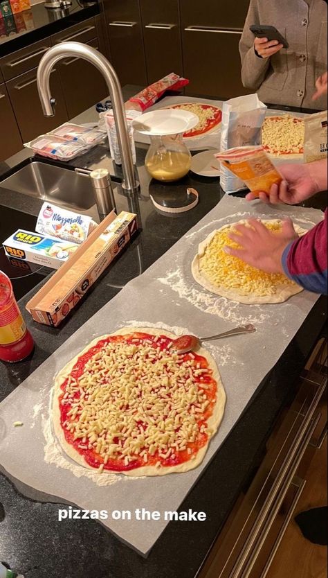 Pizza Making Date, Pizza Aesthetic, Dream Dates, Pizza Making, Cooking Pizza, Ig Profile, Pasta Night, Sleepover Food, Pizza Bake