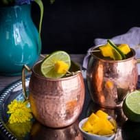 Mango Moscow Mule Recipe Mango Mule, Moscow Mule Drink Recipes, Red Juice Recipe, Moscow Mule Drink, Mango Vodka, Moscow Mule Recipe, Mule Recipe, Cocktails Recipes, Fruity Cocktails