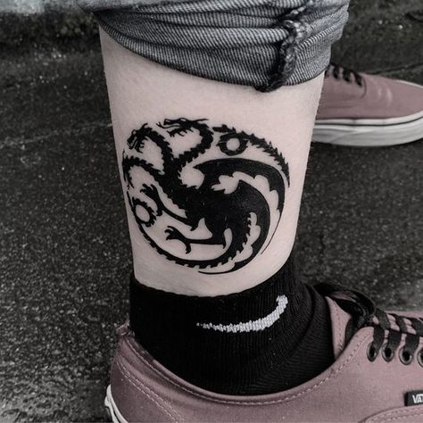 ✖️HOUSE TARGARYEN 🐉✖️ one of my flash pieces done today 😃🙌 more game of thrones tattoos colour or blackwork. Looking forward to the battle… Targaryen Tattoo Dragons, Targaryen Sigil Tattoo, Game Of Thrones Flash Tattoo, House Targaryen Tattoo, House Of Dragon Tattoo, House Of The Dragon Tattoo, Daenerys Targaryen Tattoo, Got Tattoo, Black Out Tattoo