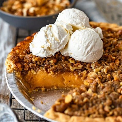 Sweet Potato Pie Recipes, Walnut Topping, Sweet Potato Pecan Pie, Homemade Sweet Potato Pie, Vegan Sweet Potato Pie, Tarte Vegan, Sweet Potato Pie Southern, Potato Pie Recipe, Thanksgiving Pie Recipes