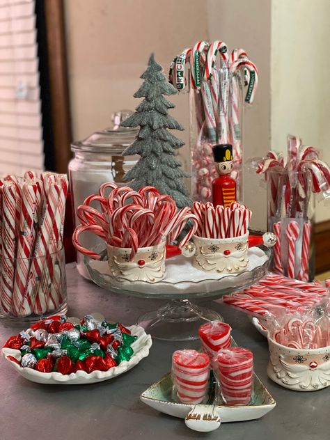 Peppermint Christmas Party Theme, Christmas Cookie Table Display Ideas, Christmas Party Treat Table, Christmas Candy Buffet Ideas, Dessert Table Christmas Party, Christmas Candy Station, Candy Cane Party Decorations, Dessert Table Ideas Christmas, Christmas Sweets Board