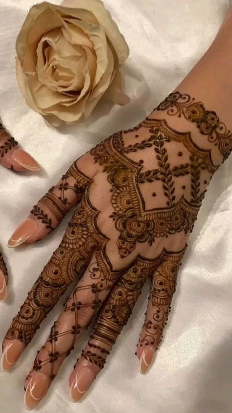 Beautiful Mehndi Design Arabic Henna, Mehendi Designs Simple Back Hand, Henna Designs Wedding Guest, Mehendi Designs For Inside Hands, Mehndi Designs 2024 Latest, Henna Designs Bridesmaid, Mendhi Designs Elegant Front Hand, Back Of Hand Mehndi Design, Mendi Design 2024