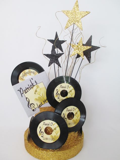 Centros de mesas Record Centerpieces, Festa Rock Roll, Motown Party, Music Centerpieces, Soul Train Party, Beatles Theme, 50th Birthday Centerpieces, 50s Theme Parties, 70s Party Theme