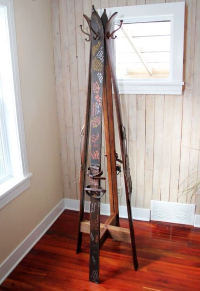 Old Skis Ideas, Ski Coat Rack, Themed Wedding Ideas, Ski House Decor, Vintage Skis, Old Skis, Ski Lodge Decor, Ski Decor, Ski House