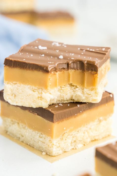 No Bake Caramel Slice, Choc Caramel Slice, Carmel Slices Recipe, Healthy Caramel Slice, Caramel Slice Condensed Milk, Caramel Filled Cookies, Australia Desserts, Carmel Slices, Caramel Desserts Easy