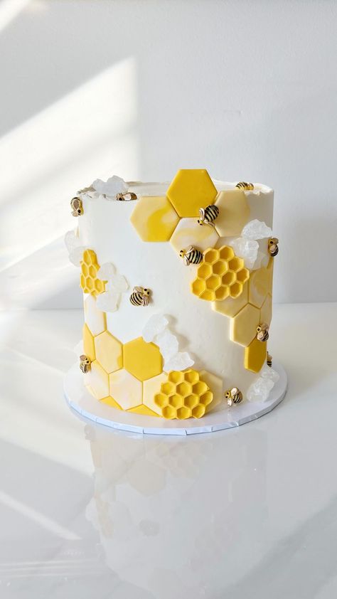 Bee Birthday Cake, Nice Cake, Honeycomb Cake, Bee Birthday Party, Bee Cakes, Cakes Recipes, Creative Birthday Cakes, Pretty Birthday Cakes, Yellow Cake