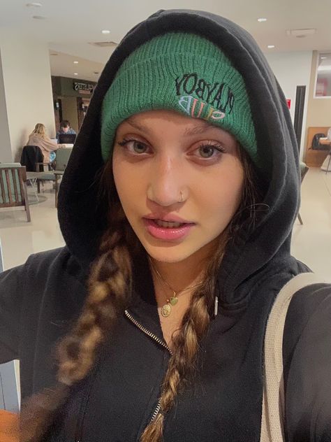 Braid And Beanie, Hoodie And Beanie Outfit, Beanie And Braids, Green Beanie Outfit, Beanie With Braids, Chilly Outfits, Braids Green, Polo Beanie, Outfit College