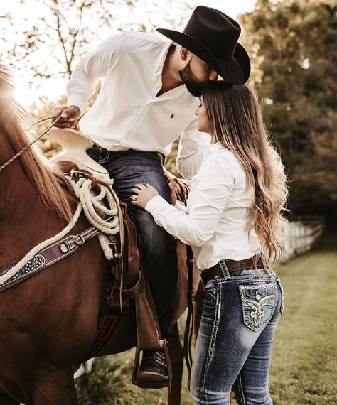 Couple Horse Photography, Horse Engagement Photos, Cowboy Engagement, Western Engagement Pictures, Western Engagement Photos, Horse Couple, Farm Engagement Photos, Country Couple Pictures, Country Engagement Pictures