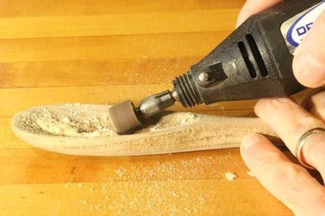 Dremel Werkzeugprojekte, Sculpture Dremel, Dremel Ideas, Dremel Tools, Dremel Tool Projects, Wooden Spoon Carving, Wooden Creations, Dremel Crafts, Wood Spoon Carving