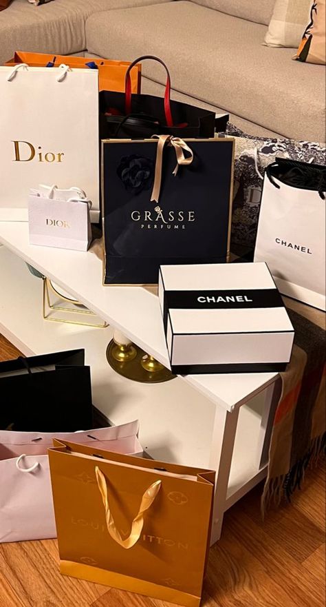 Luxury Brand Packaging, Luxury Paper Bag, Take A Leap, Luxury Lifestyle Fashion, Luxury Bags Collection, Organization Products, Dior Perfume, Organized Home, Chanel Perfume