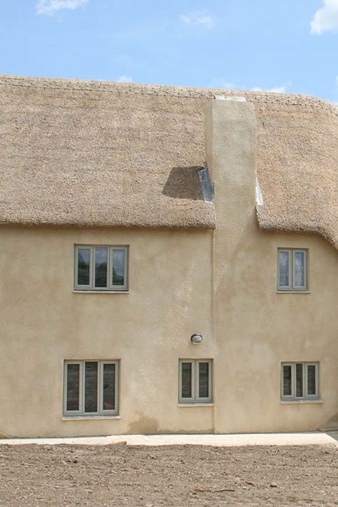 Find out how to apply a three coat lime render, including preparation, choosing a mortar, scoring or scratching & guidance on how to avoid issues. Textured Render Exterior, Lime Render Interior, Lime Render House, Lime Render Exterior, Writers Cabin, External Windows, Lime Render, Extension Exterior, Stable Cafe