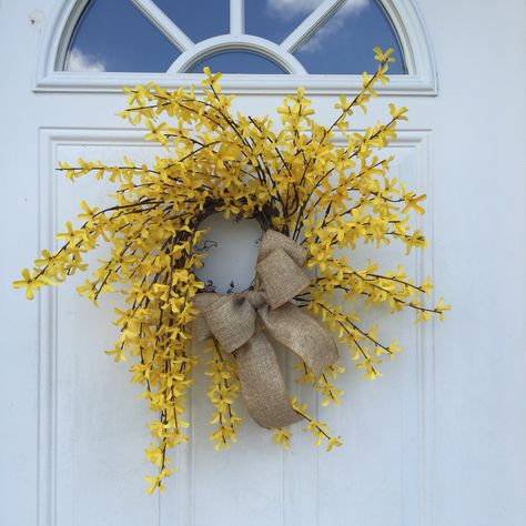 Forsythia Wreath Forsythia Wreath, Diy Frühling, Diy Spring Wreath, Mesh Wreath Diy, Spring Door Wreaths, Spring Summer Decor, Spring Wreaths, Front Porch Decorating, Spring Door