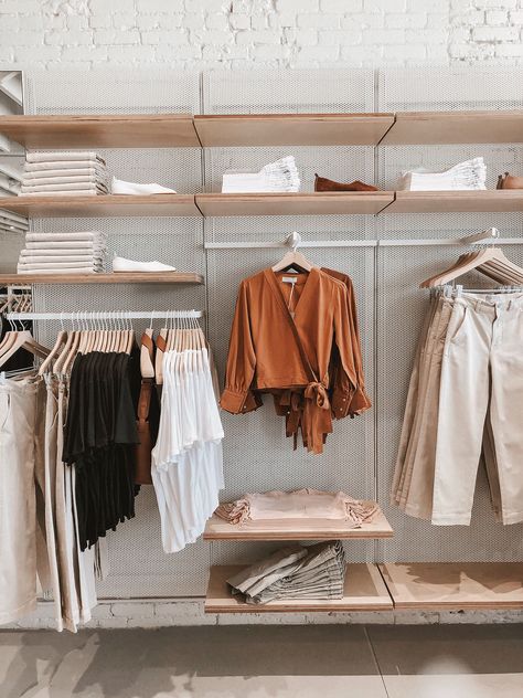 Everlane Store Opening in Los Angeles - Jeans and a Teacup Abbott Kinney, Shop Interior Design Clothes, Minimalist Clothing Brands, Supermarket Display, Clothing Store Interior, French Wardrobe, Clothing Store Design, Boutique Clothing Store, Venice California