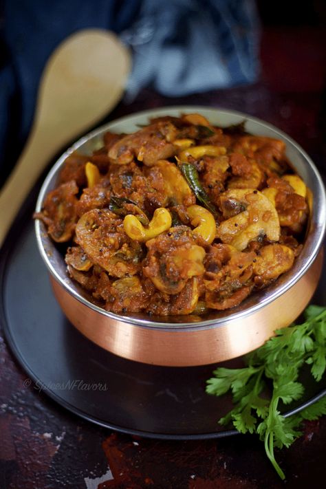 Kaju mushroom masala-this uses Sambar powder and looks so delish!! Indian Cookbook, Curry Recipes Indian, India Food, Indian Snack Recipes, Indian Spices, Indian Food Recipes Vegetarian, Indian Cooking, Indian Dishes, Mushroom Recipes