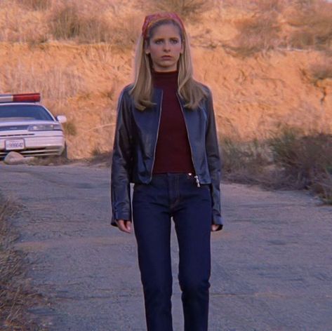 Red Fall Fashion, Buffy Outfits, Buffy Style, Vampire Girl, Michelle Gellar, 90s Inspired Outfits, Buffy Summers, Fall Fashions, Tv Show Outfits