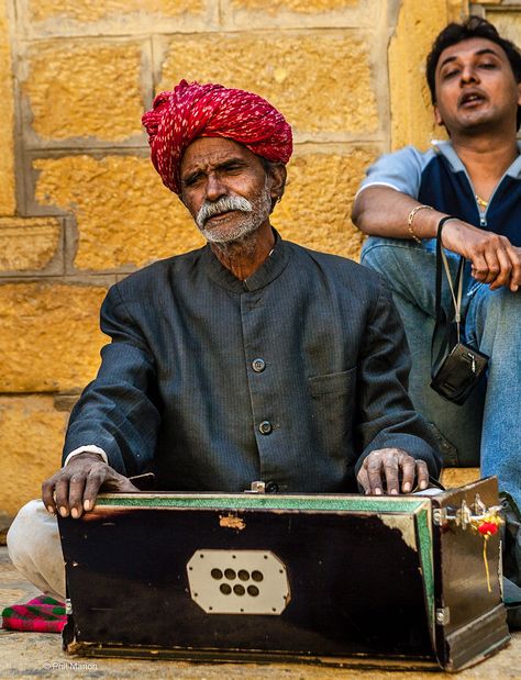 Harmonium Aesthetic, Harmonium Photography, Hindustani Classical Music Aesthetic, Sitar Instrument Photography, Rajasthan Culture, Indian Music Instruments, Indian Instruments, Indian Musical Instruments, Hindustani Classical Music