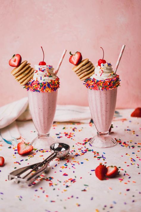 Strawberry and banana milkshake topped with homemade whipped cream, mini fufetti pancakes and maraschino cherry. Pretty Milkshakes, Gourmet Milkshakes, Yummy Milkshakes, Milkshakes Recipes, Milkshake Aesthetic, Milkshake Ideas, Funfetti Pancakes, Milkshake Glasses, Fruit Milkshake