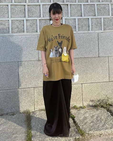 Tshirt Skirt Outfit Casual, Tshirt And Maxi Skirt Outfit, Oversized Shirt And Skirt Outfit, Styling Oversized Tshirt, Tshirt Skirt Outfit, Oversized Tshirt Outfit, Oversized Tee Outfit, Skirt Outfit Casual, Oversize Tshirt Outfits