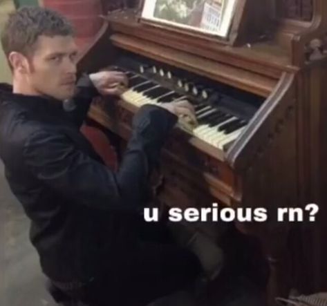 Vampire Diaries Pictures, Tvd Stickers, Tvd Funny, Klaus From Vampire Diaries, The Originals Cast, Vampire Diaries Memes, Short Instagram Quotes, Memes Stickers, Tvd Cast