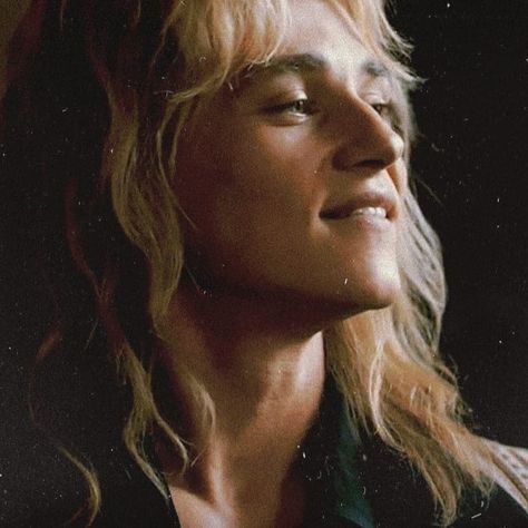 Ben Hardy with long hair can Rock me anytime🙈 Reference Things, Ben Jones, Queen Movie, Roger Taylor Queen, Lilo Y Stitch, Ben Hardy, Queen Photos, Estilo Taylor Swift, Roger Taylor