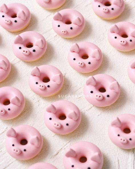 Mini Donut Design Ideas, Pig Donut, Pig Macarons, Mini Donut Design, Donut Cakes, Donut Designs Ideas, Cake Donut, Mini Doughnut Ideas, Mini Donuts Decoration