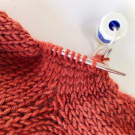 tutorial - avoiding holes at the underarm with top-down sweaters - La Visch Designs Knit Top Down Sweater Free Pattern, Knit Look Crochet Stitch, Top Down Knitting Patterns, Top Down Sweater, Easy Knitting Patterns Free, Knitting Hacks, Knitting Help, Knitting Stitches Tutorial, Knitting Basics