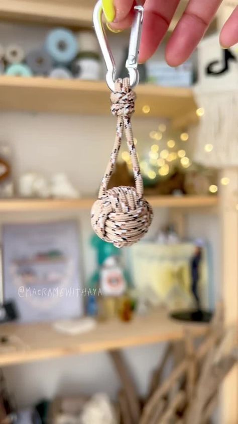 Knot Keychain, Monkey Fist Knot, Paracord Projects Diy, Paracord Bracelet Patterns, Paracord Diy, Knots Diy, Instruções Origami, Rope Crafts Diy, Bracelet Craft Diy