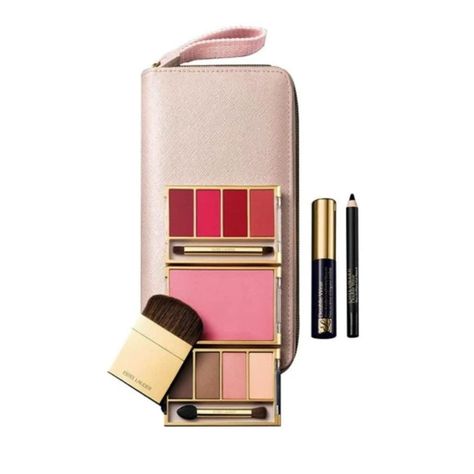 PERFECT FOR WORK AND TRAVEL Weather its for quick touch ups before meetings, heading from the office straight to dinner and drinks with friends, or freshening up before getting off a plane, this compact Estée Lauder kit has all the essentials for the modern woman to travel beautifully with this easy colour companion for eyes, lips and cheeks. No matter where you are, get ready in a snap with elegant shades by your side. The must have essential touch up kit for your handbag. features soft hues ac Travel Makeup Palette, Travel Makeup Kit, Drinks With Friends, Compact Makeup, Makeup Package, Chic Makeup, Work And Travel, How To Apply Lipstick, Mini Makeup