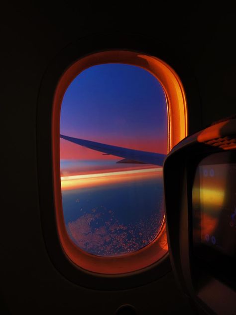 Sunrise Airplane Window, Airplane Window View Sunset, Window Wallpaper Aesthetic, Airplane Window Wallpaper, Sunrise Aesthetic Window, Airplane Window View Aesthetic, Plane Window View Aesthetic, Airplane Window Aesthetic, Sunrise Aesthetic Wallpaper