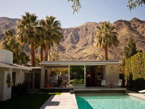 Palm Springs MCM House 1950s Palm Springs, 70s Homes, 1950s Bungalow, Mcm Architecture, Palm Springs Homes, Mid Century Palm Springs, Spring Architecture, Palm Springs Architecture, Palm Springs House