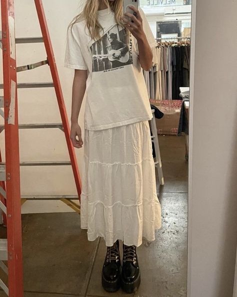 Tiered Skirt Outfit Summer, Tiered Skirt Outfit, Graphic Tshirt Outfit, Tulle Skirts Outfit, White Skirt Outfits, Maxi Outfits, Cute Skirt Outfits, Maxi Skirt Outfits, Clothing Staples