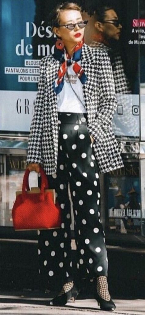 Black And White Pattern Pants Outfit, Pattern Mixing Outfits Street Style, Mix Patterns Outfit, Mixed Patterns Outfit, Print Mixing Outfit, Prints And Patterns Fashion, Mixed Pattern Outfit, Dot Pants Outfit, Mixing Patterns Fashion