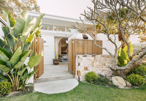 Boho Exterior, Australia Beach House, Palm Springs Landscaping, Noosa Beach, Kyal And Kara, House Design Trends, House Cladding, Pool Landscape Design, Beach House Exterior