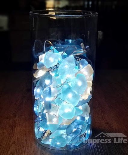 Seaglass String Lights... Decor Ideas with Seaglass. Sea Inspired Man Tumbled Glass for Coastal Decor featured on Completely Coastal. String Lights Decor, Decorative String Lights, Sea Glass Art Projects, Sea Glass Ideas, Beach Glass Crafts, Coastal Christmas Decor, Lights Decor, Sea Decor, Glass Art Projects