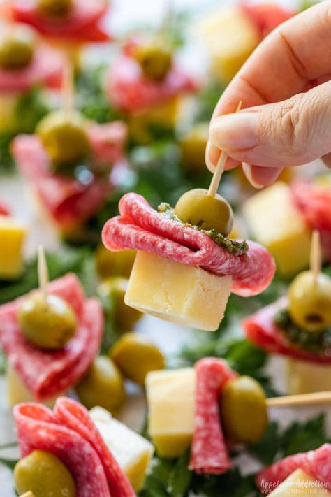 Perfect toothpick appetizer - cheese, salami and olive #ThanksgivingDinnerDelights Cheese Toothpick Appetizers, Salami Finger Food, Pickle And Olive Tray Ideas, Toothpick Appetizers, Christmas Party Snacks, Appetizer Board, Charcuterie Appetizers, Amazing Food Platters, Ouzo