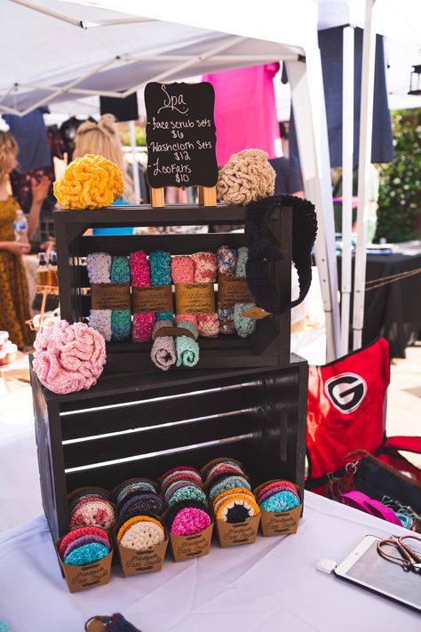 Crochet For Market Stall, Market Day Display Booth Ideas, Crochet Craft Fair Display Ideas, Farmers Market Display Crochet, Farmers Market Crochet Ideas, Crochet Farmers Market Booth, Crochet Vendor Booth Ideas, Crochet Pop Up Shop, Crochet Market Stall Display Ideas