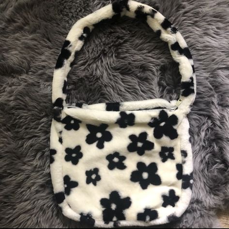 Faye Bag, Fur Bag, Cute Little Things, Stylish Fashion, Vintage Bags, Cute Black, Little Things, Fashion Inspo Outfits, Daisy