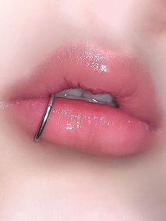 Piercing Labret Lateral, Piercings Boca, Piercing Boca, Side Labret, Middle Lip Piercing, Lip Piercing Labret, Dr Script, Lip Piercing Ring, Spider Bite Piercing