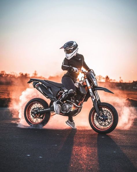 Girl Motorcyclist, Couple Motard, Motocross Photography, Motocross Girls, Xe Ducati, Motocross Love, Cool Dirt Bikes, Image Moto, Motorcross Bike