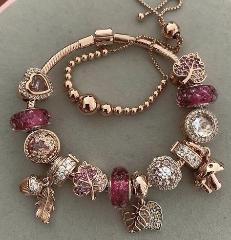 Good Pandora Bracelet, Pandora Bracelet Ideas Inspiration, Pandora Charm Bracelet Aesthetic, Pandora Charm Bracelet Ideas, Pandora Bracelet Aesthetic, Pandora Necklace Ideas, Charm Bracelet Aesthetic, Gold Pandora Bracelet, Pink Pandora Bracelet