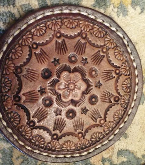 Leather Coasters Design, Leather Stamping Patterns, Leather Mandala, Handmade Leather Work, Leather Coaster, Leather Stamping, Leather Jewelry Making, Custom Leather Belts, Leather Working Patterns