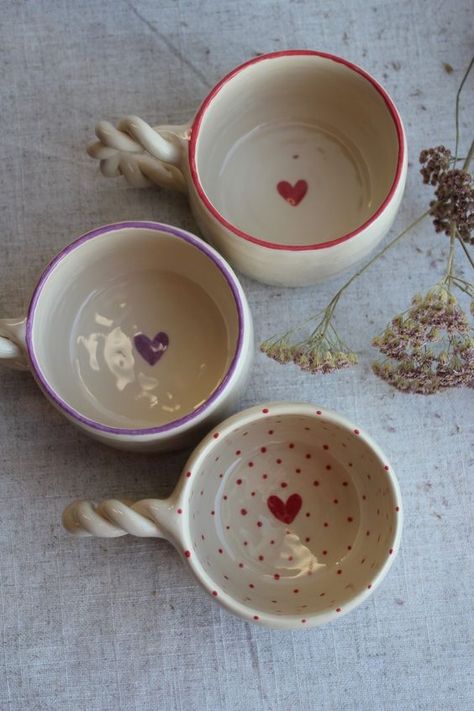 Light Color Decor, Ceramic Mug Ideas Design, Ceramics Mugs Handmade, Hand Made Ceramic Mug, Clay Ceramics Mug, Handmade Pottery Mug, Ceramic Mug Diy, Cute Mugs Ceramics, Clay Mugs Diy