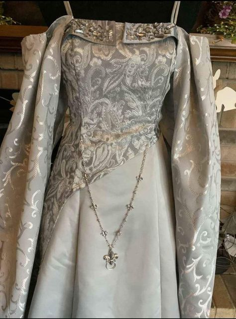 Silver Fantasy Outfit, House Of Dragon Dress Inspiration, Silver Medieval Dress, Got Inspired Dress, House Arryn Dress, Labyrinth Outfit, Winterfell Dress, Mideval Dress, Game Of Thrones Dress